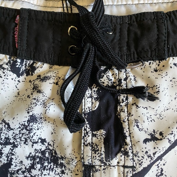 Quicksilver Board Shorts! Waist 30. - Picture 3 of 3